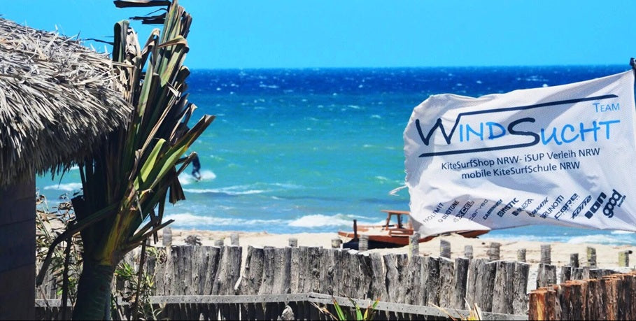 WindSucht Flagge am Strand von Brasilien