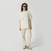 Frau im cremefarbenen boxy T-Shirt mit MYSTIC-Logo und passender Hose