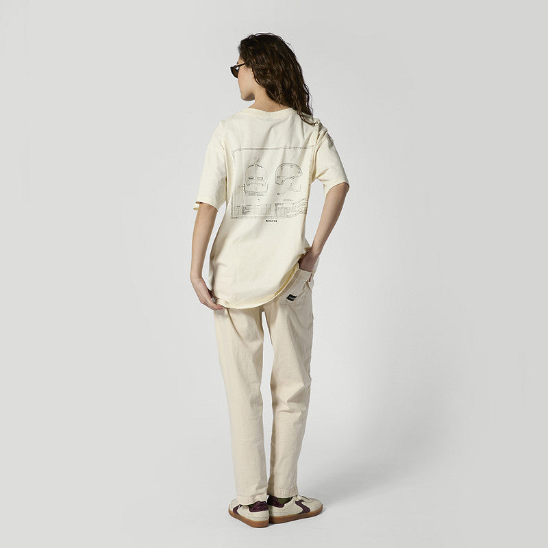 Person im cremefarbenen T-Shirt mit großer Helm-Zeichnung und Sonnenbrille