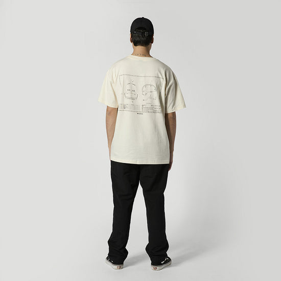 Rückansicht der Person im cremefarbenen T-Shirt mit Helm-Blueprint-Grafik