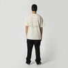 Rückansicht der Person im cremefarbenen T-Shirt mit Helm-Blueprint-Grafik