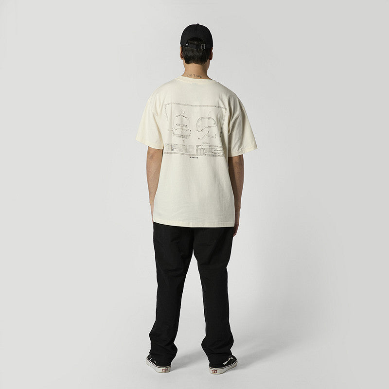 Rückansicht der Person im cremefarbenen T-Shirt mit Helm-Blueprint-Grafik