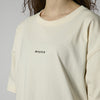 Detailaufnahme des Brustbereichs des cremefarbenen T-Shirts mit MYSTIC-Text