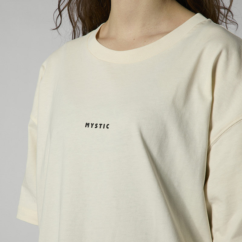 Detailaufnahme des Brustbereichs des cremefarbenen T-Shirts mit MYSTIC-Text