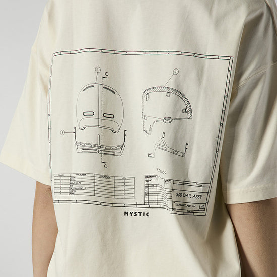 Nahaufnahme der detaillierten Helm-Blueprint-Grafik auf dem cremefarbenen Shirt