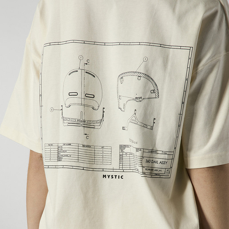 Nahaufnahme der detaillierten Helm-Blueprint-Grafik auf dem cremefarbenen Shirt