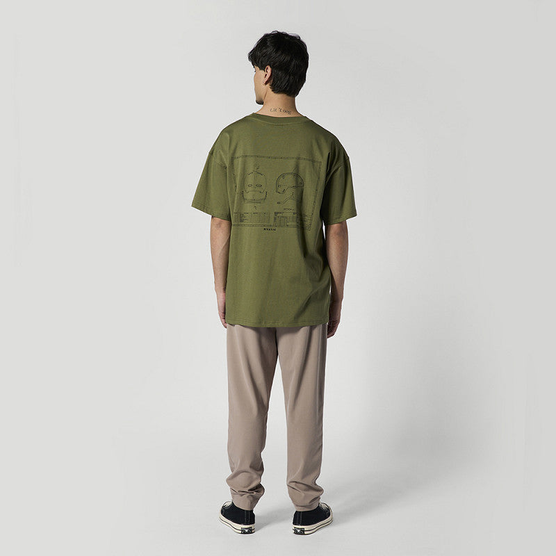 Rückansicht des Mannes im olivgrünen T-Shirt mit großem Helm-Print