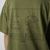 Detailaufnahme des Helm-Blueprint-Drucks auf der Rückseite des olivgrünen T-Shirts