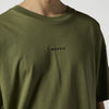 Nahaufnahme des Rundhalsausschnitts und Logos des olivgrünen T-Shirts