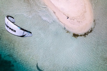 Der neue Air Kite von Core auf einer Sandbank