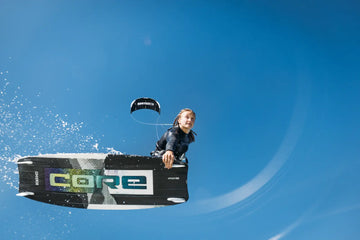 Core Choice 7 Kiteboard im Sprung mit Grab