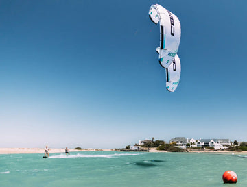 Zwei CORE NXS Kites in white