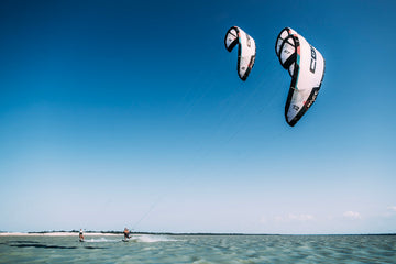 Zwei Core Pace Kites im Flug