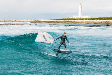 Foiler in der Welle mit Core Roamer 2 Foilboard