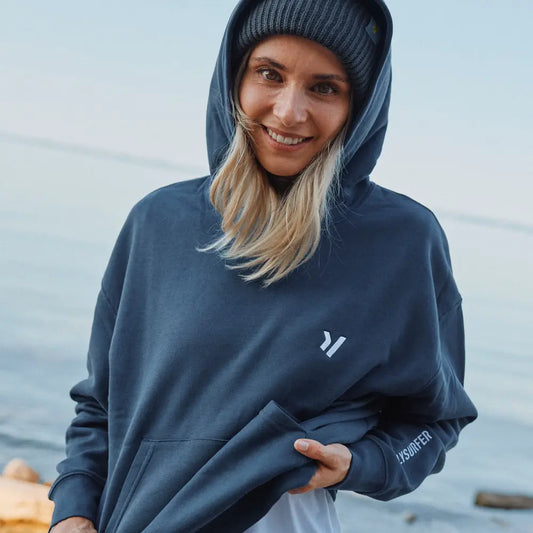 Frau mit dem neuen Flysurfer Hoodie in blau