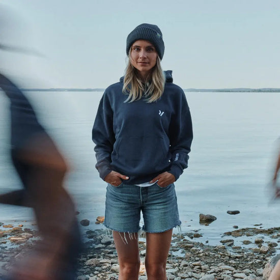 Frau am See mit einem Flysurfer Hoodie