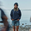 Frau am See mit einem Flysurfer Hoodie