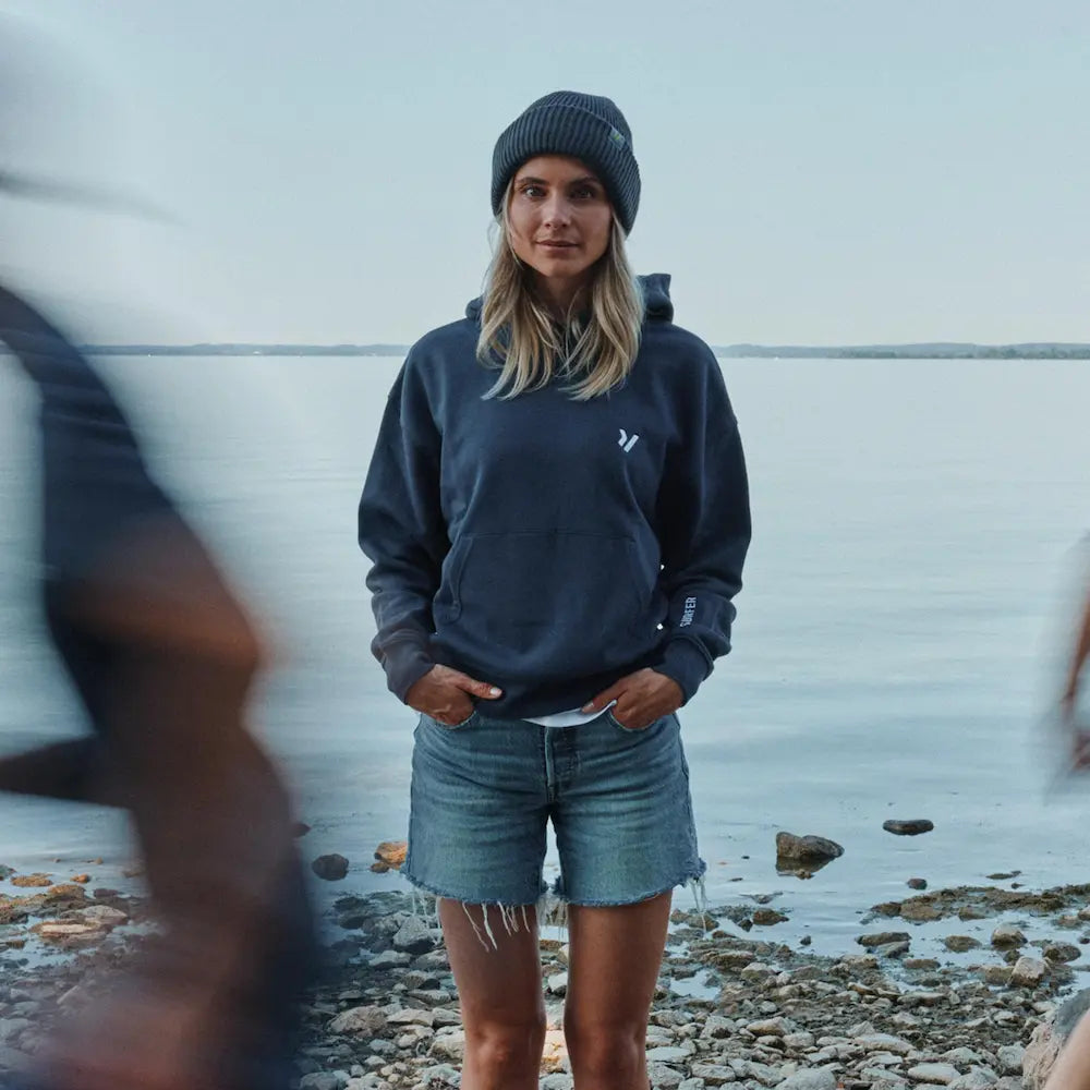 Frau am See mit einem Flysurfer Hoodie