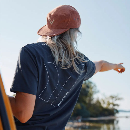 Eine Frau mit Flysurfer T-Shirt von hinten