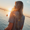 Signature T-Shirt Light Grey bei einer Frau von hinten