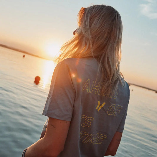 Signature T-Shirt Light Grey bei einer Frau von hinten