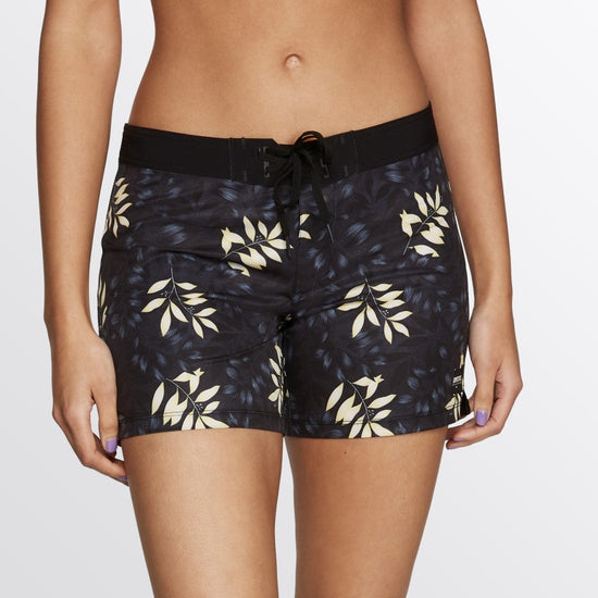 Mystic Jayde Boardshort bei einer Frau
