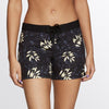 Mystic Jayde Boardshort bei einer Frau
