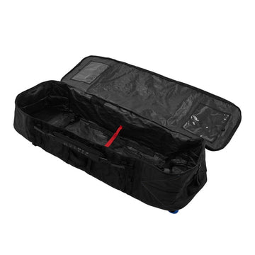 Geöffnete schwarze Boardbag mit Innenfutter und rotem Befestigungsriemen