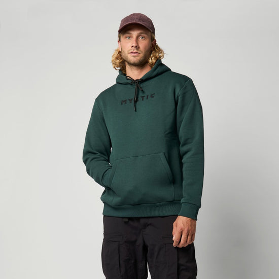 Mystic Icon Hood Sweat Cypress Green mit Person