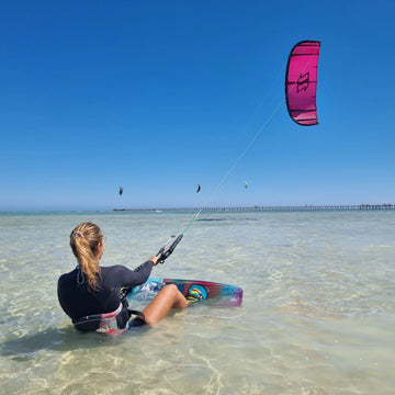 Eine Kiterin mit einem North Kite in Ägypten