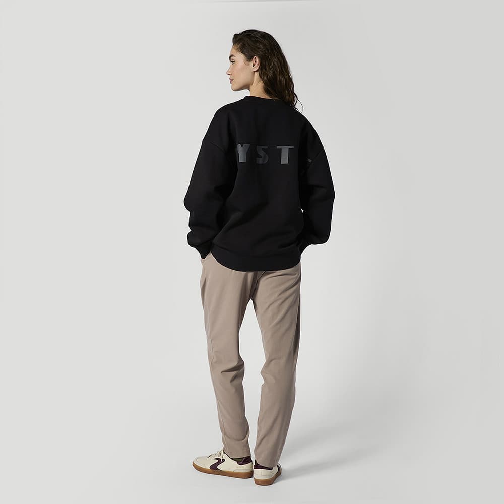 Mystic Profile Crew Sweat getragen von einer Frau