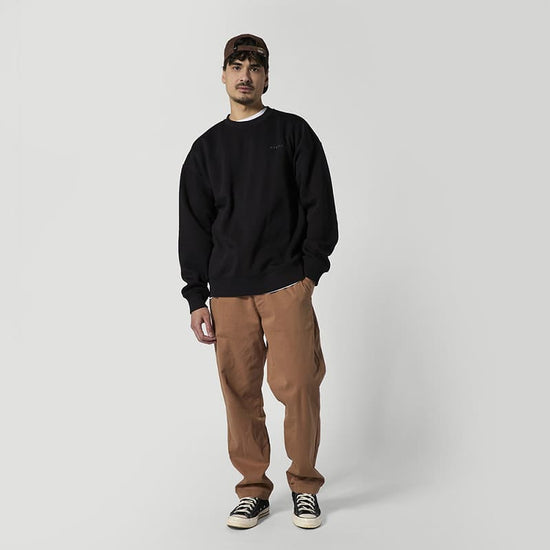 Mystic Profile Crew Sweat getragen vom Mann mit Kappe
