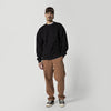 Mystic Profile Crew Sweat getragen vom Mann mit Kappe