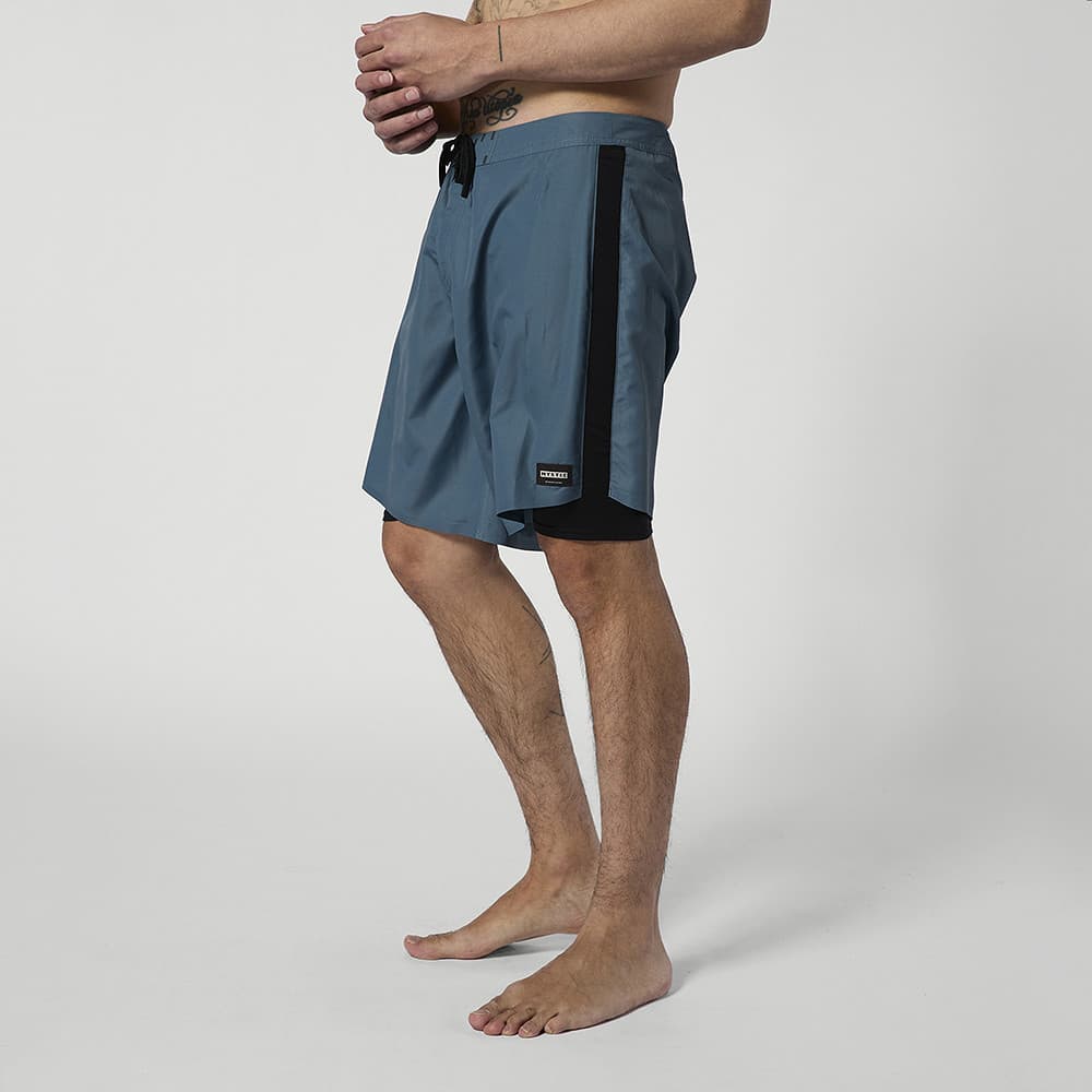 Mystic Sacred Boardshort Tidal Blue von der Seite getragen