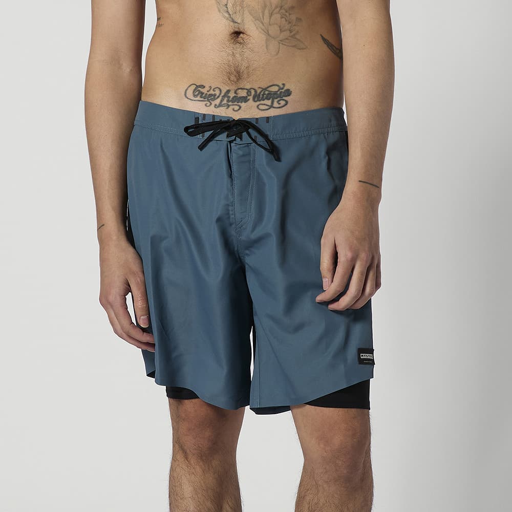 Mystic Sacred Boardshort Tidal Blue gtragen von vorne Ansicht