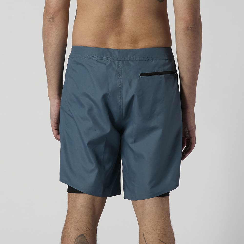 Mystic Sacred Boardshort Tidal Blue gtragen vom Mann hinten