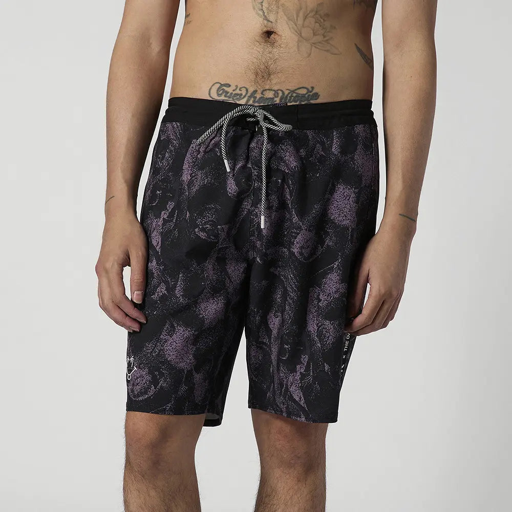 Frontalansicht Mystic Boardshorts mit schwarz-lila Print und weißen Logo-Details