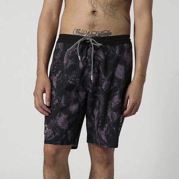 Frontalansicht Mystic Boardshorts mit schwarz-lila Print und weißen Logo-Details
