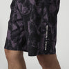 Nahaufnahme weißer MYSTIC x THE DAILY LIVING Text am Beinrand der Boardshorts