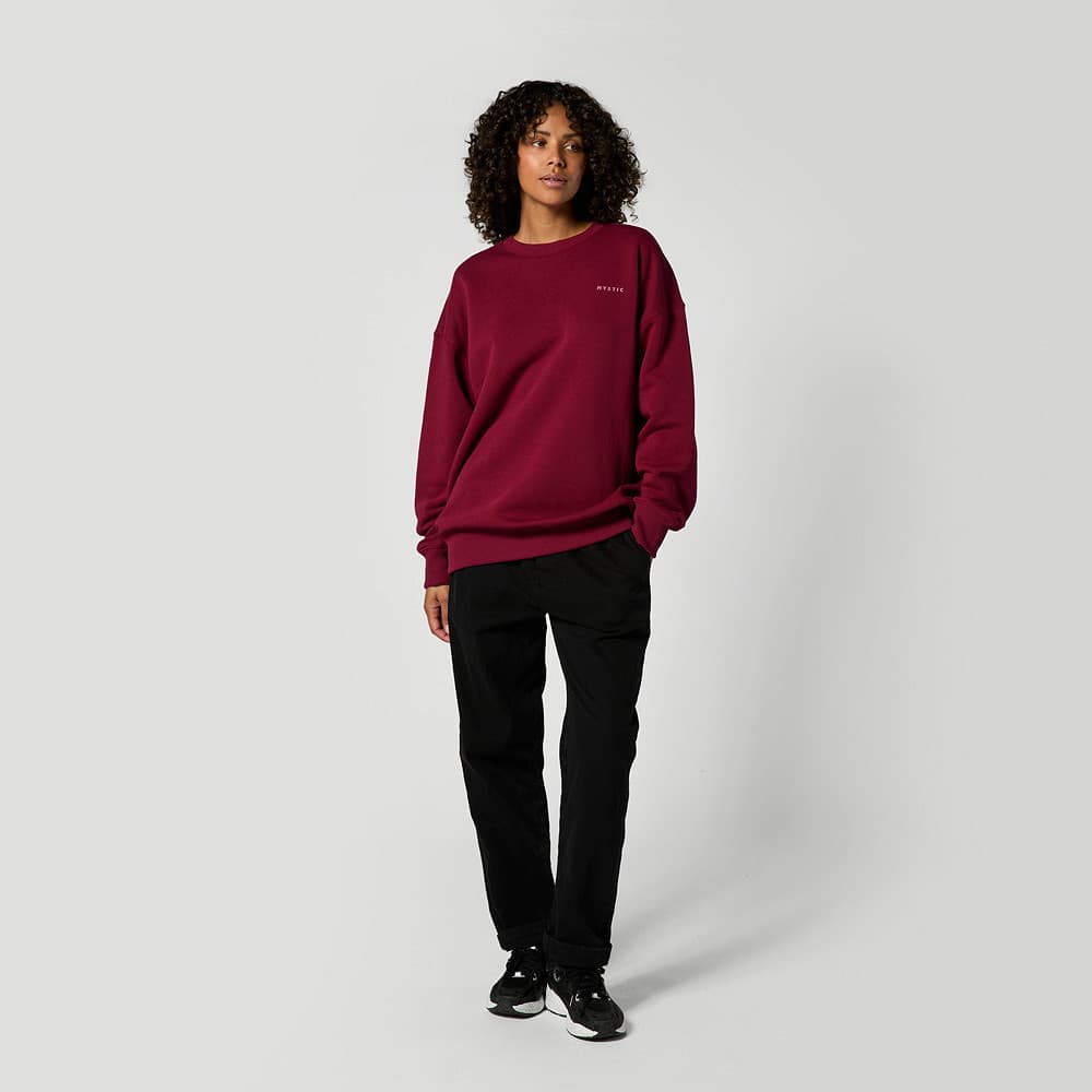 Mystic Profile Crew Sweat Berry von einer Frau getragen