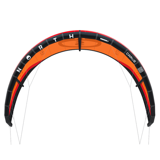 Rückseite orange North Carve Segel mit Steuerleinen
